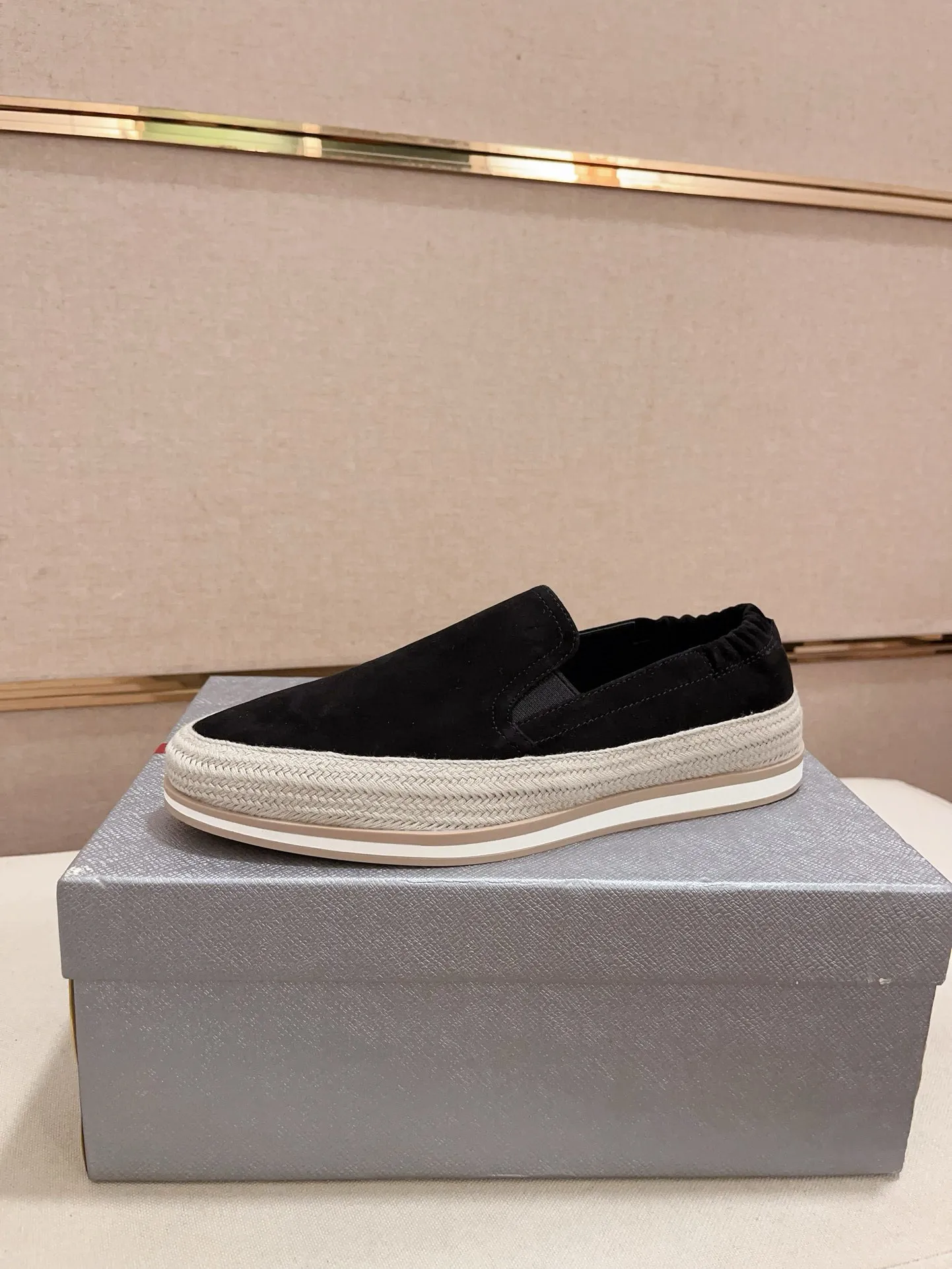 Men's shoes 💰 540💰 ✔️✔️✔️Higher version High-quality new PRADA (Prada) counters are launched at the same time. The new men's shoes and 😘 fabrics are made of high-tech glue-making technology. Lining: Full cowhide lining. 👍🏿 High-end ☄️ air-cushion molded anti-slip rubber outsole, exquisite lines, simple and elegant, comfortable and high-end for leisure travel. Code number: 38 to 45